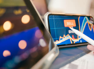 Operador de múltiples mercados evaluando alternativas en Bitcoin, Ethereum y forex